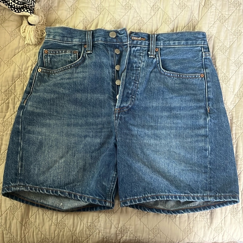 Aritzia mid length denim shorts size 26